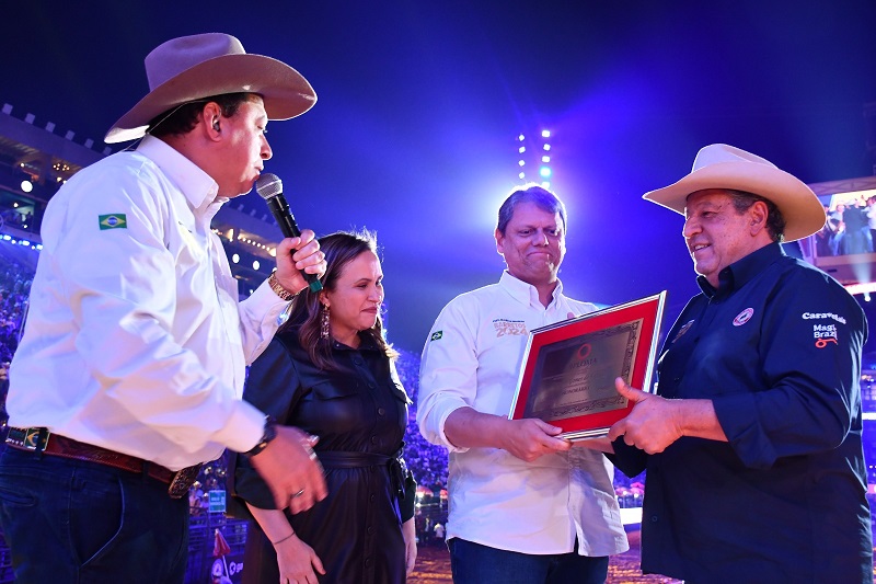 Tarcísio de Freitas  recebe título de Independente Honorário na Arena de Barretos