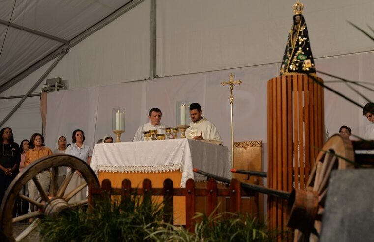 Missa sertaneja homenageia Os Independentes e une comunidade em oração