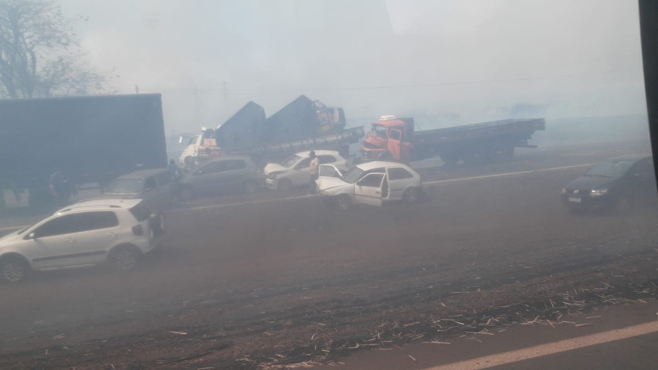 Fumaça de queimadas provoca acidente e deixa dois feridos em rodovia