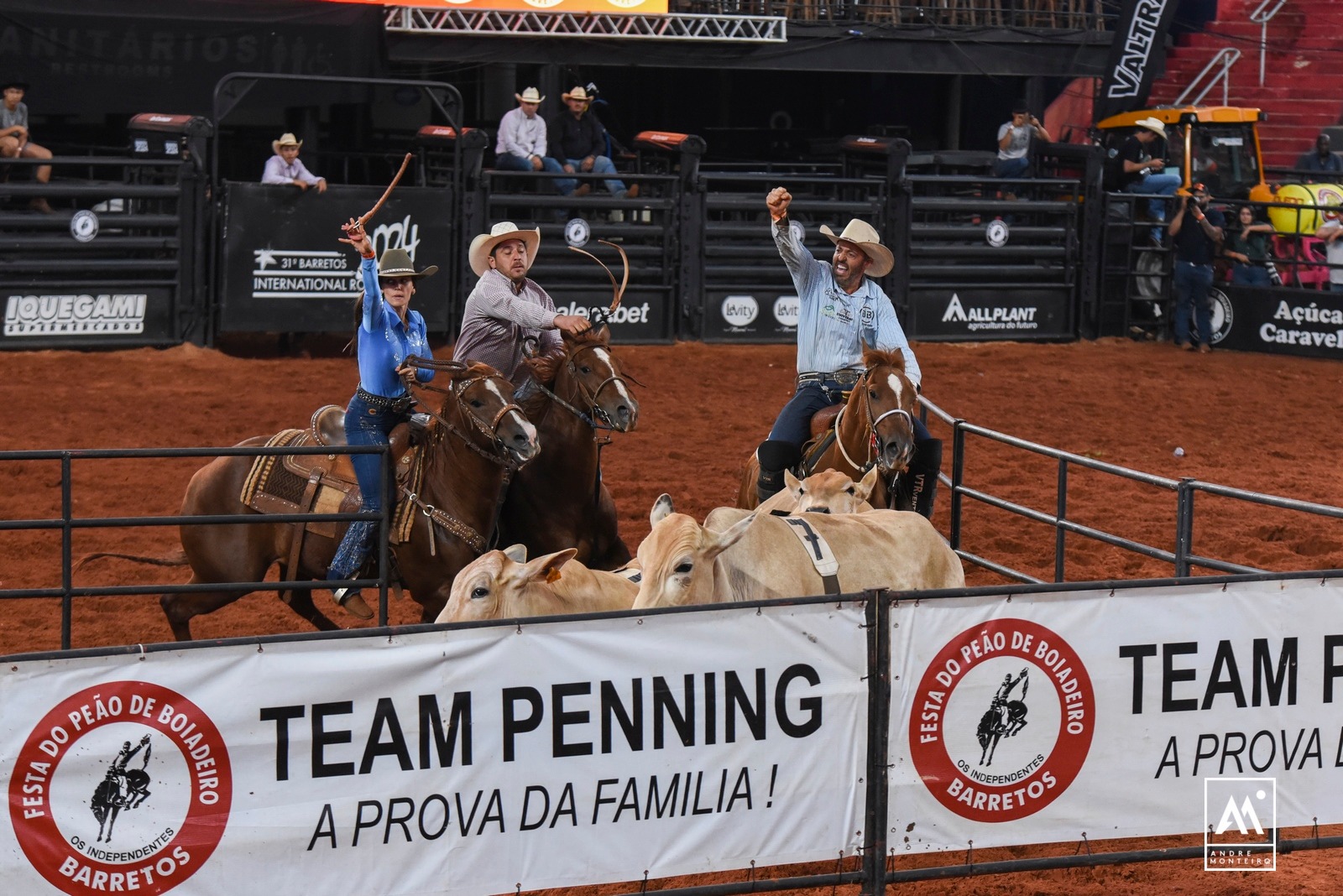 Trios conquistam vagas na primeira semifinal do Team Penning no Internacional