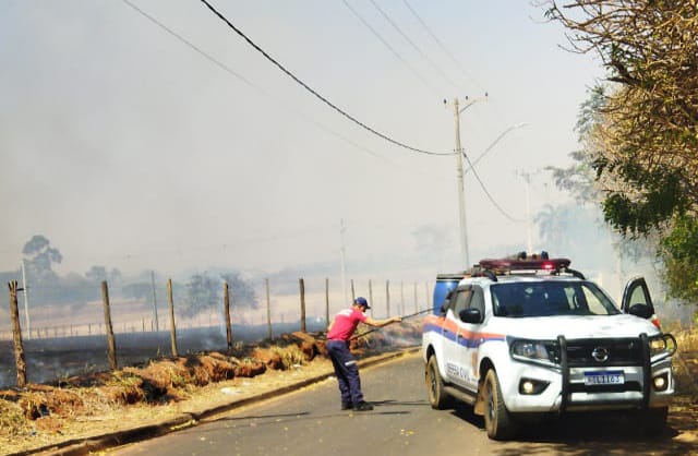 Barretos registra grande incêndio em área de vegetação  no bairro São Francisco