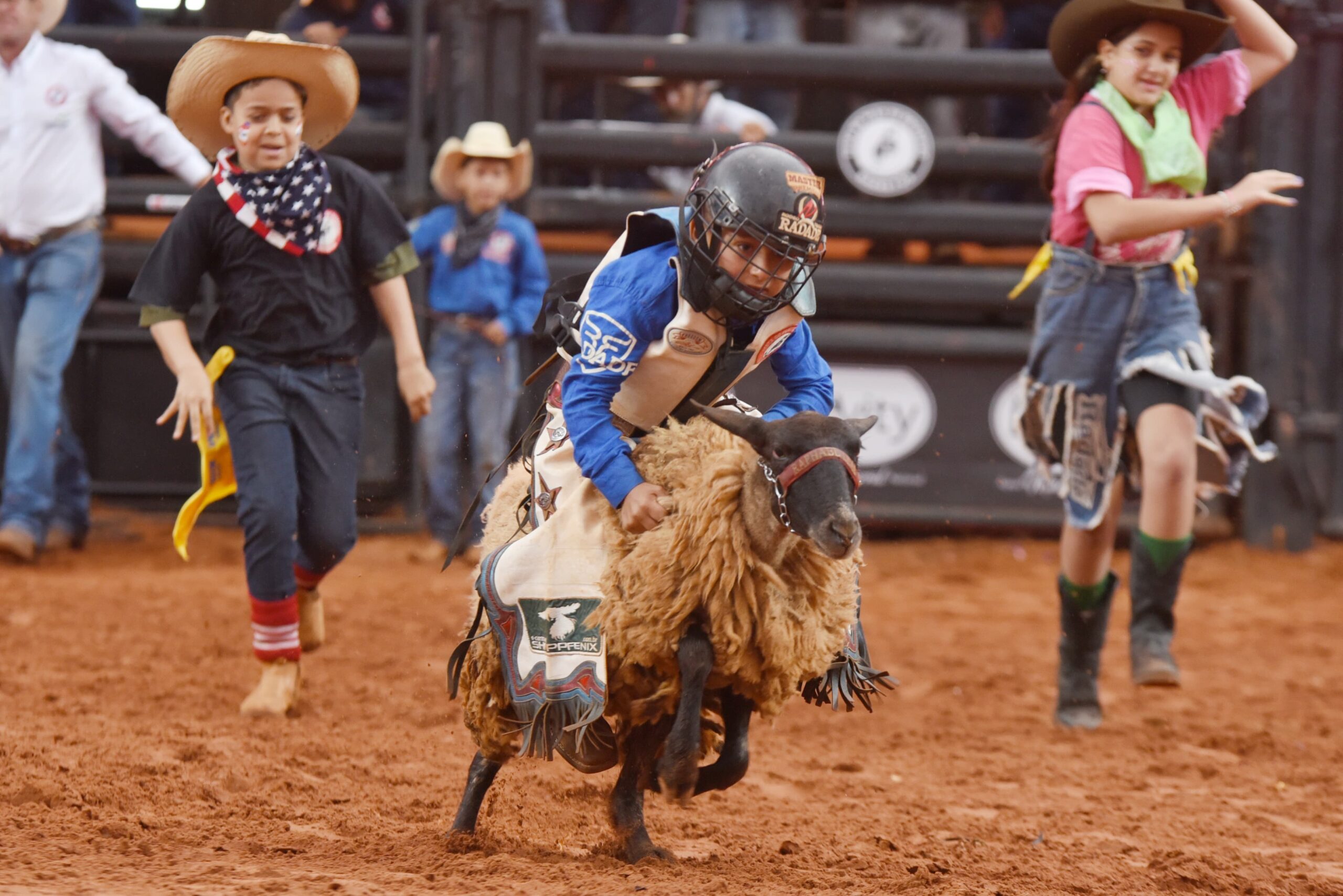 Luís Odair Batista Jr é o campeão do rodeio em carneiros da 69ª Festa do Peão de Barretos