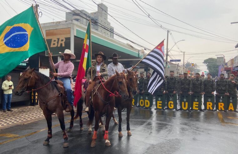 Desfile conta histórias e tradição de Barretos no aniversário de 170 anos