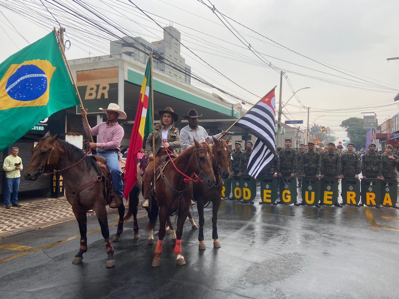 Desfile conta histórias e tradição de Barretos no aniversário de 170 anos