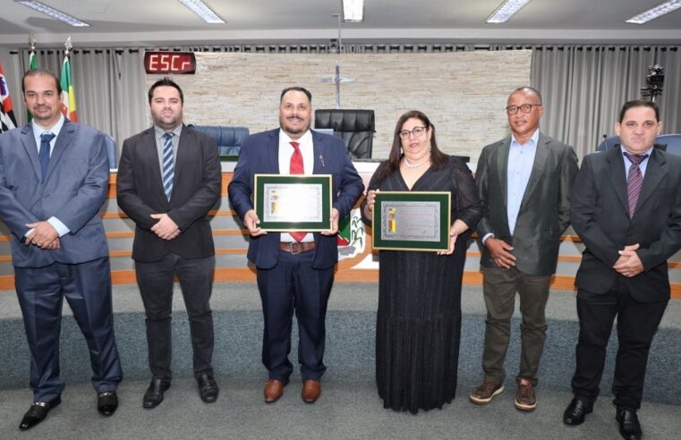 Idealizador da Rota das Capelas, Marcelo Tigrão; e voluntária do Instituto Cesalpina, Cleia Regina dos Santos, são homenageados pela Câmara