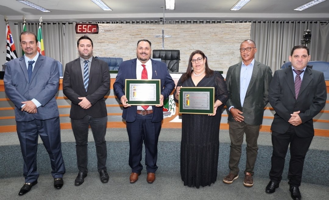 Idealizador da Rota das Capelas, Marcelo Tigrão; e voluntária do Instituto Cesalpina, Cleia Regina dos Santos, são homenageados pela Câmara