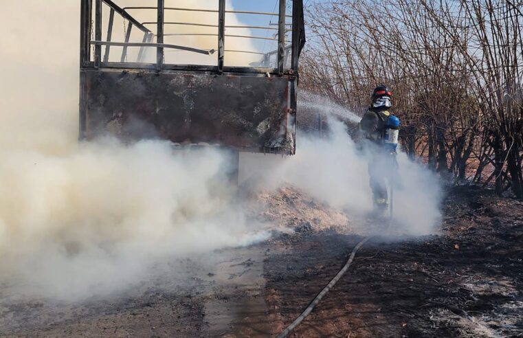 Bombeiros combatem incêndio em caminhão