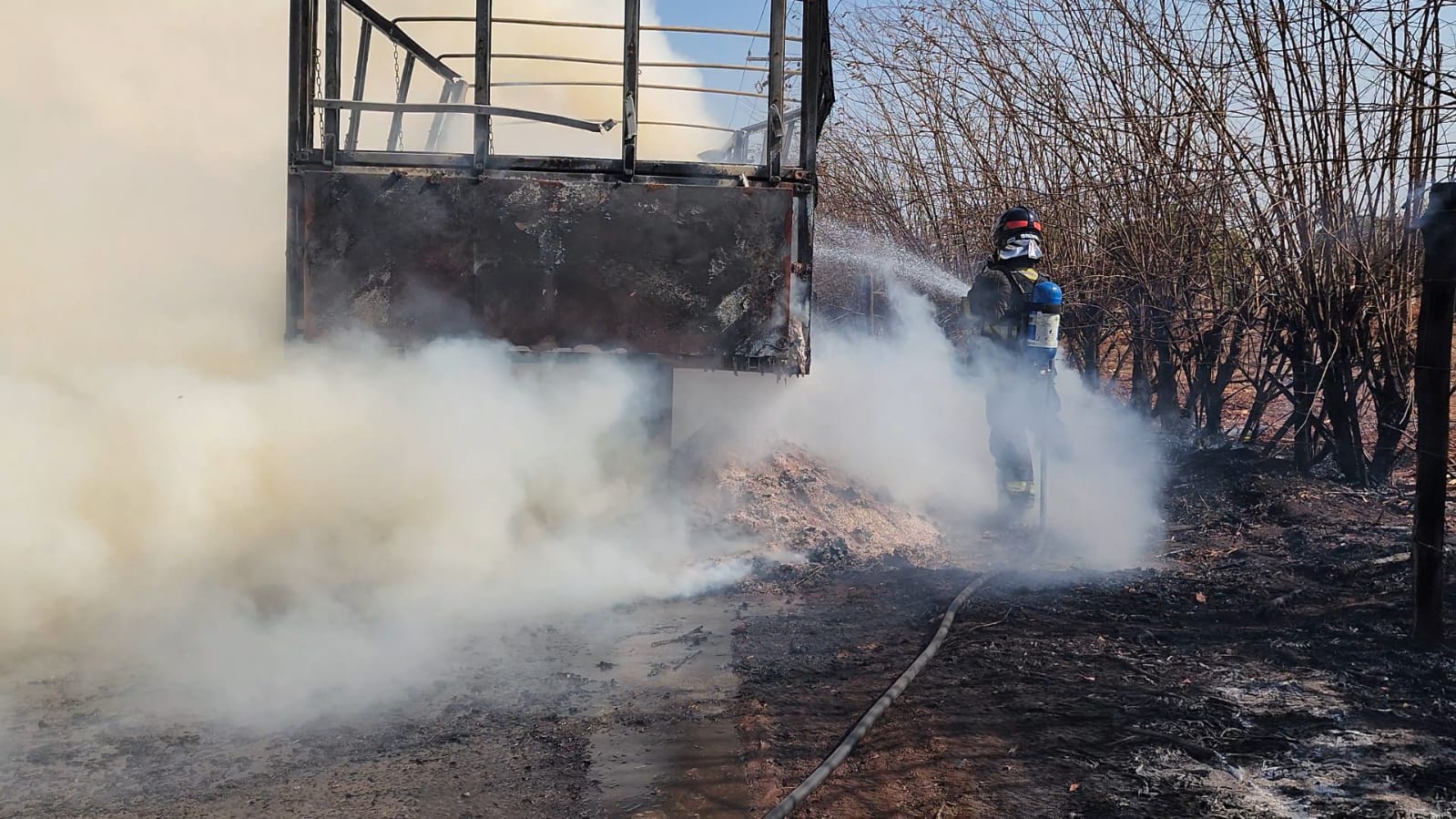 Bombeiros combatem incêndio em caminhão