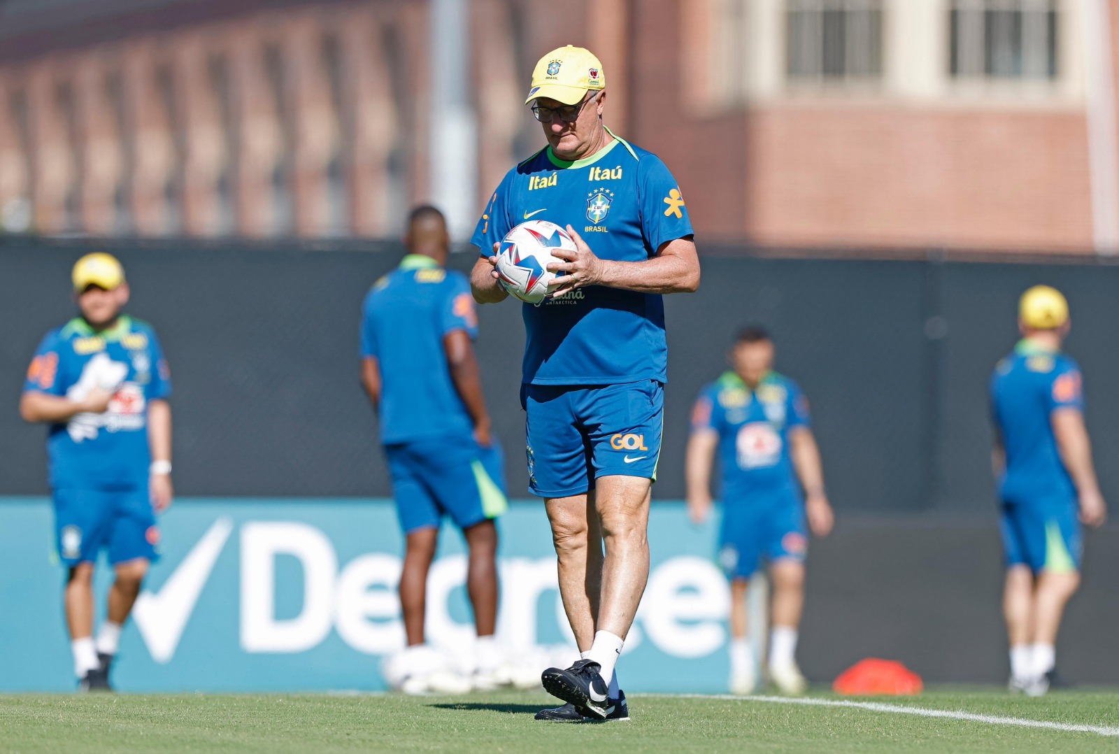 Brasil inicia treinamentos para jogos da eliminatórias