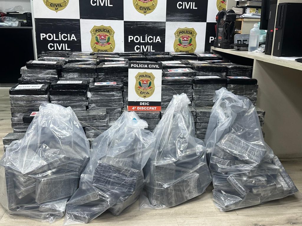 Polícia de SP apreende 10 fuzis de guerra e mais de 1,5 tonelada de cocaína em sítio no interior