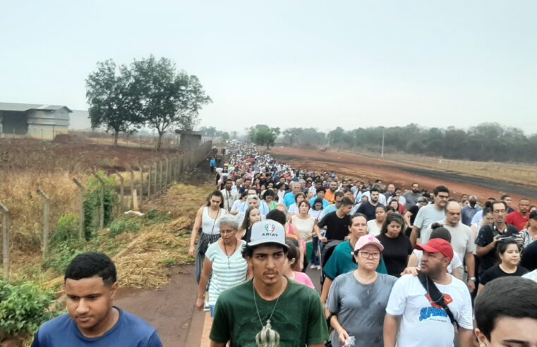 Milhares de fiéis participam do Caminhando com Maria