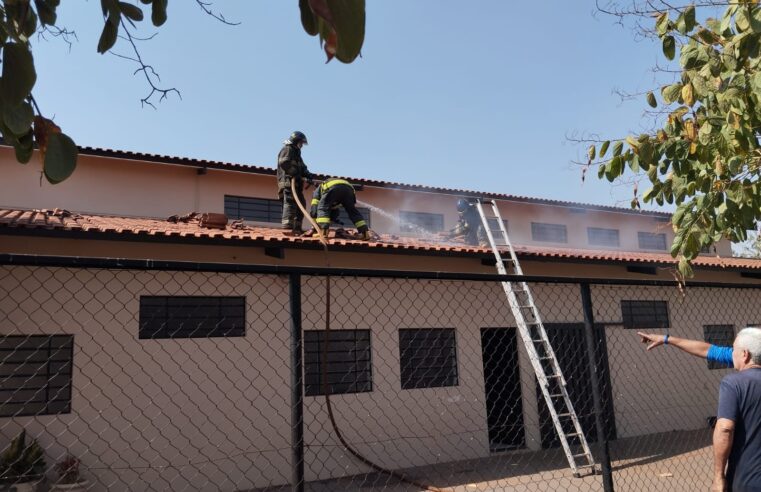 Bombeiros apagam princípio de incêndio em capela