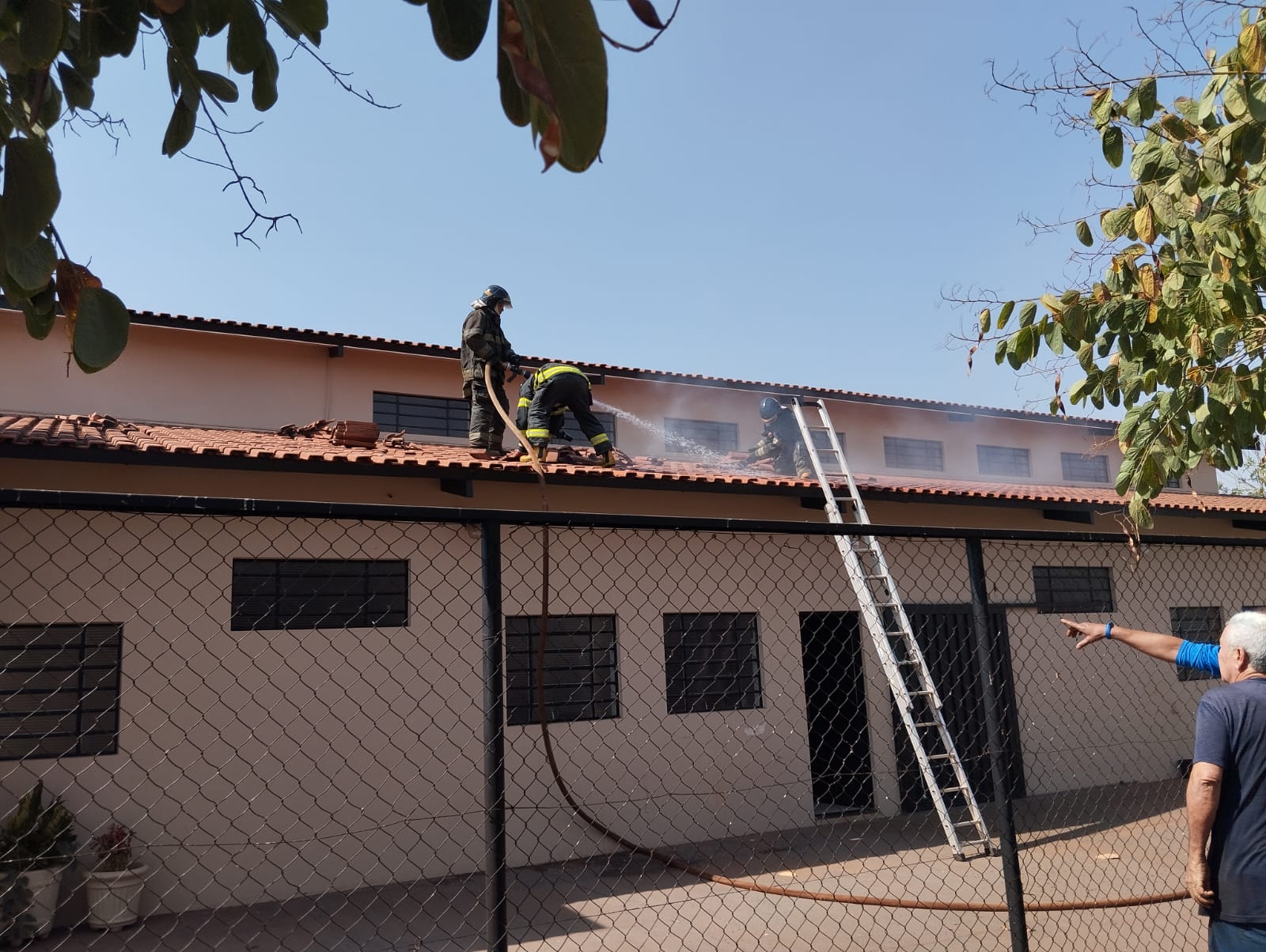 Bombeiros apagam princípio de incêndio em capela