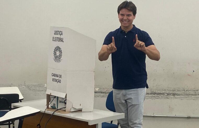 Raphael Oliveira vota no UNIFEB no final da manhã