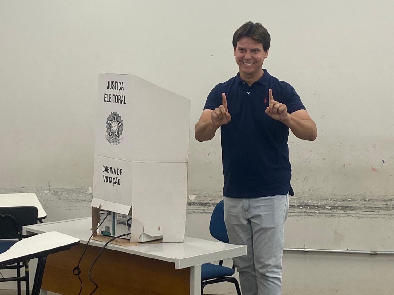 Raphael Oliveira vota no UNIFEB no final da manhã