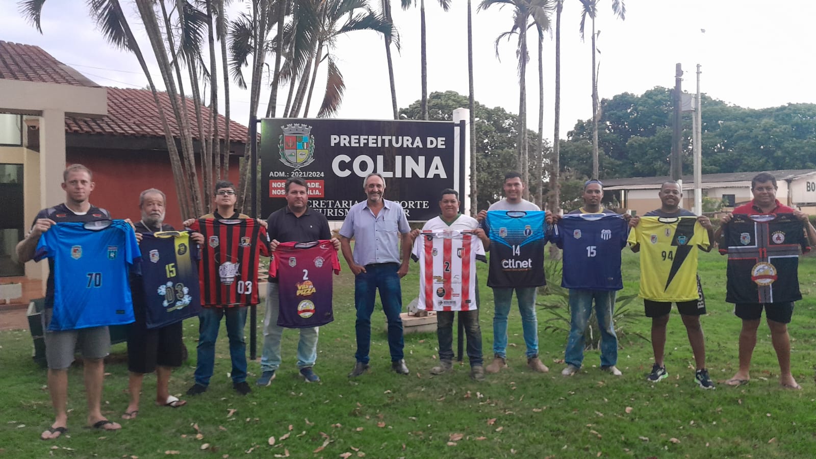 Prefeitura de Colina entrega uniformes esportivos para as equipes participantes do Futsal 2024