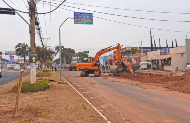 Instalação da nova tubulação de águas pluviais avança na Avenida Engenheiro Necker Carvalho de Camargo