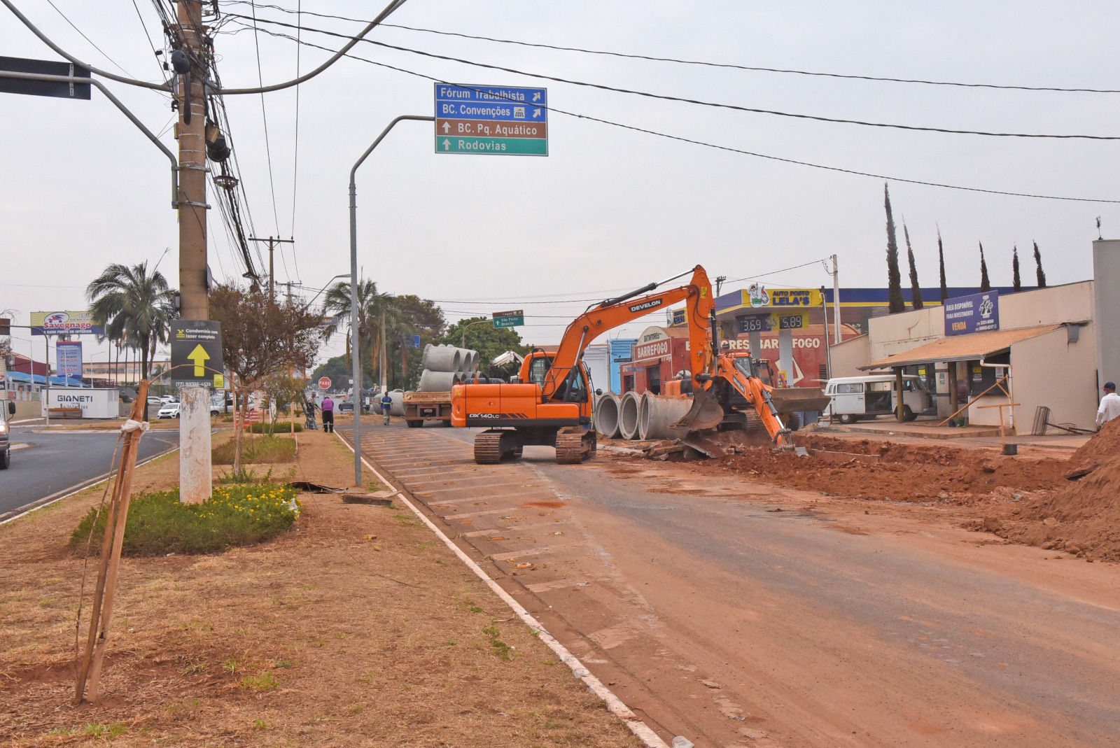 Instalação da nova tubulação de águas pluviais avança na Avenida Engenheiro Necker Carvalho de Camargo