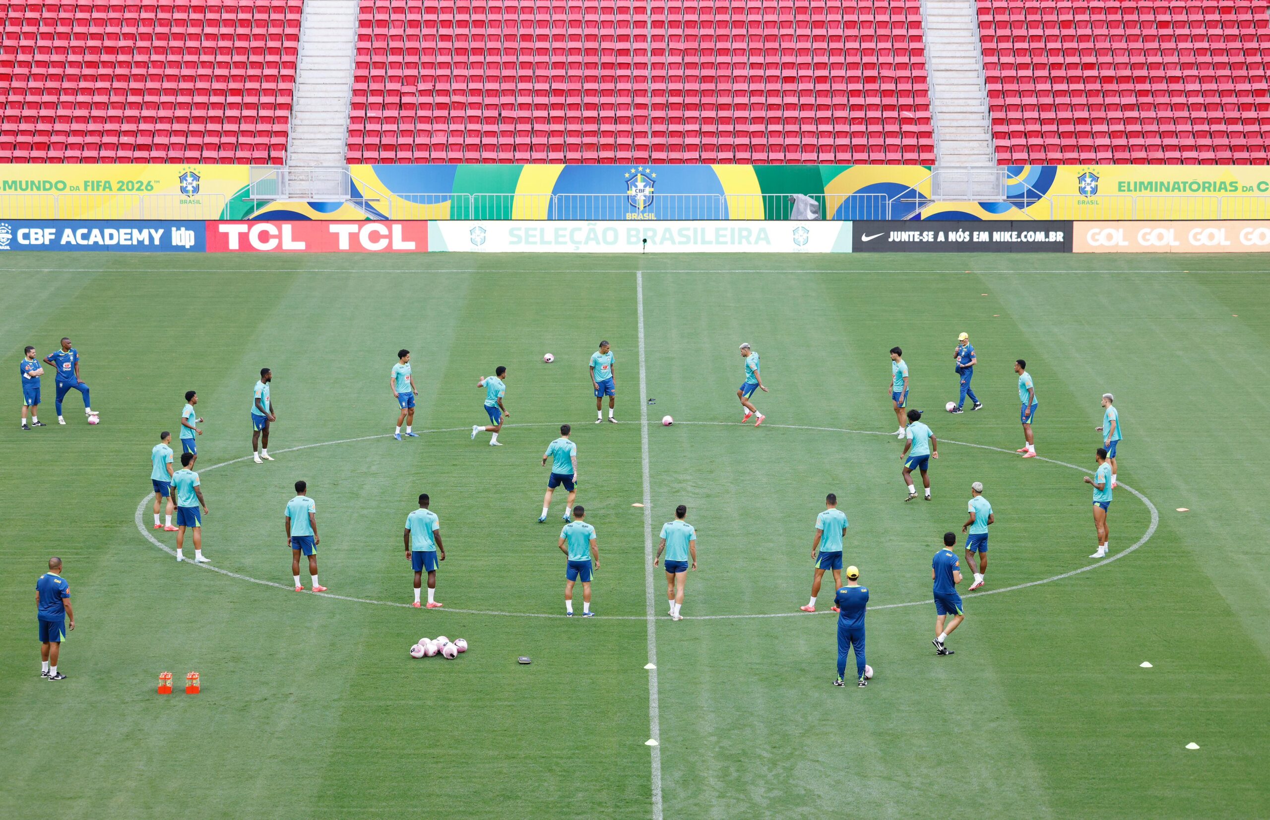 Brasil enfrenta peruanos no Mané Garrincha