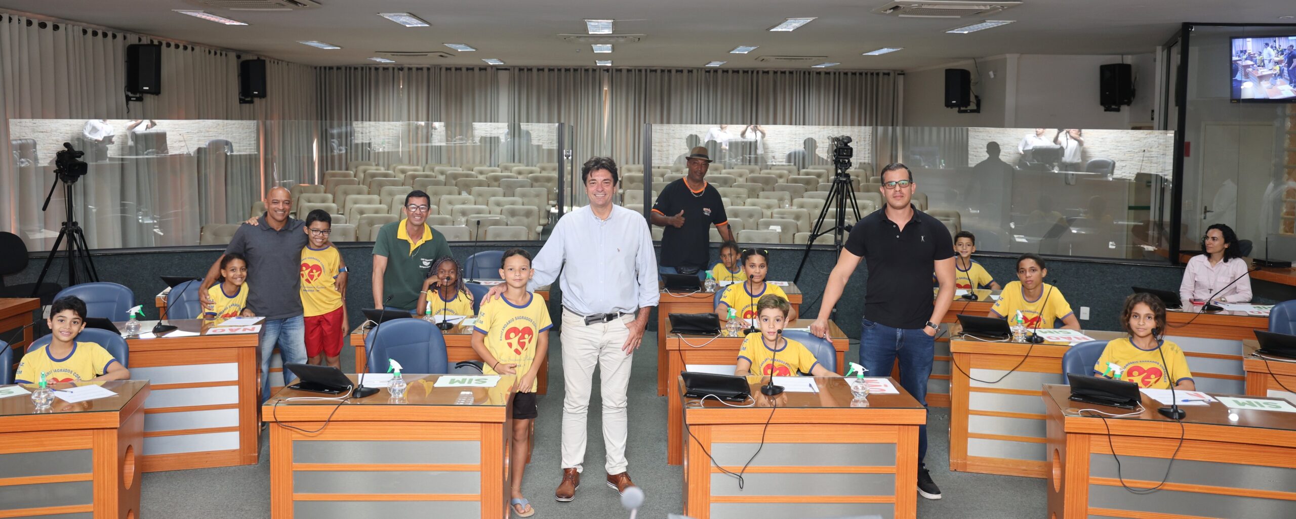 Alunos do Educandário Sagrados Corações visitam a Câmara de Barretos