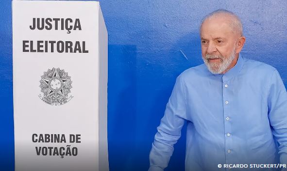 Lula vota em São Bernardo e destaca importância do voto