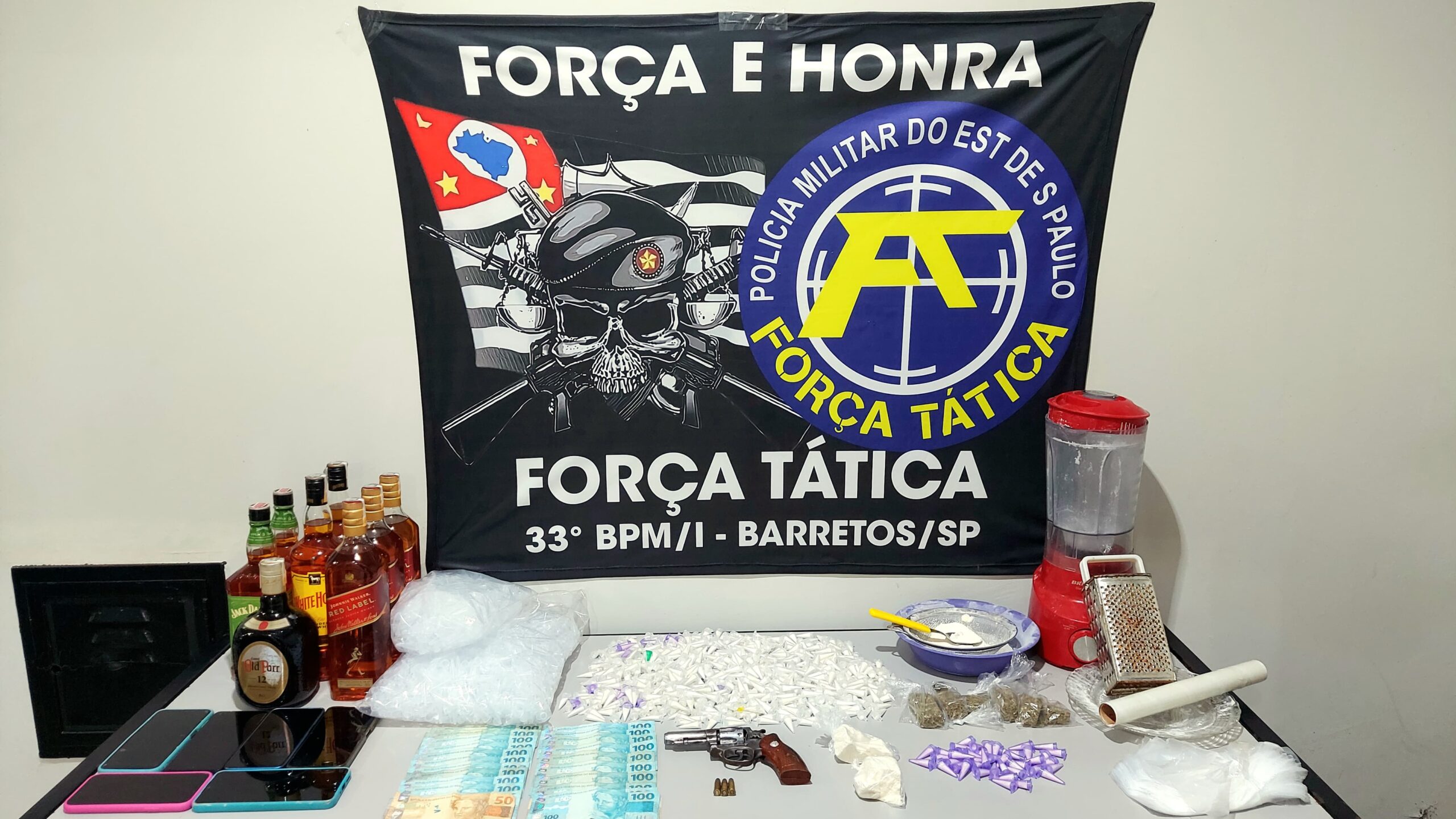 PM prende cinco envolvidos por tráfico de drogas