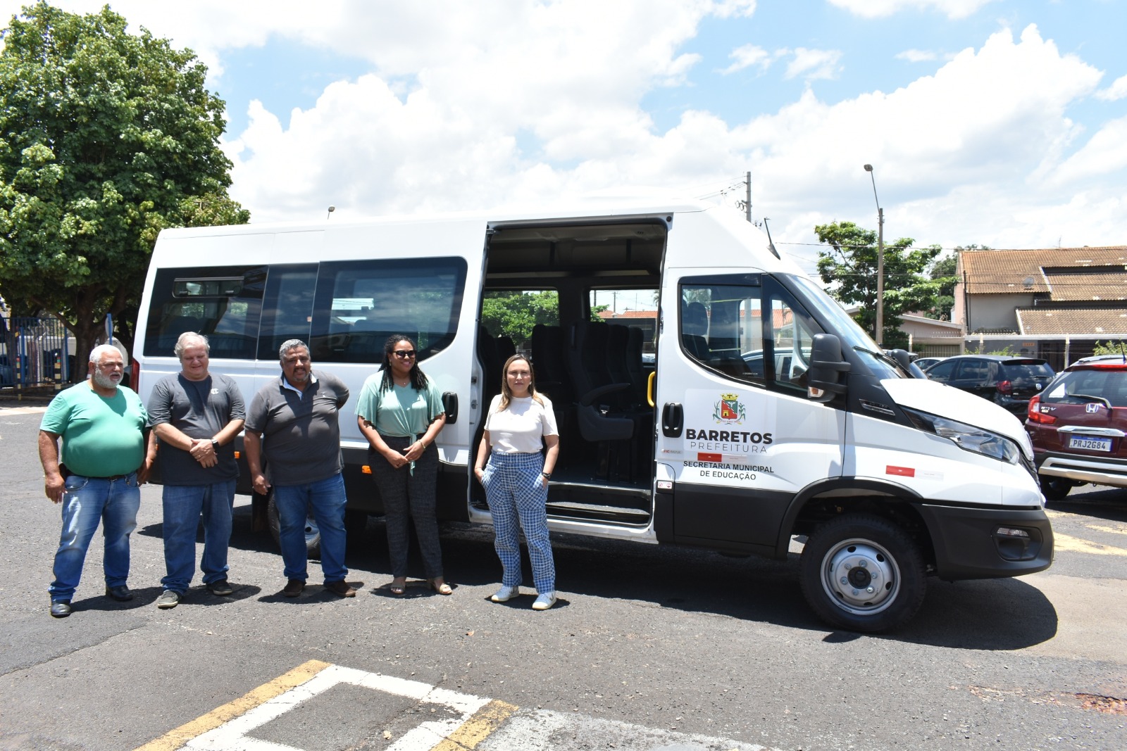 Secretaria Municipal de Educação de Barretos recebe miniônibus para transporte de alunos
