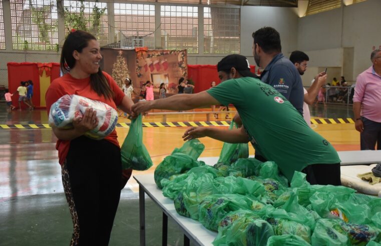 Fundo Social de Solidariedade inicia entrega de cestas de alimentos e frangos da Campanha Natal Luz 2024