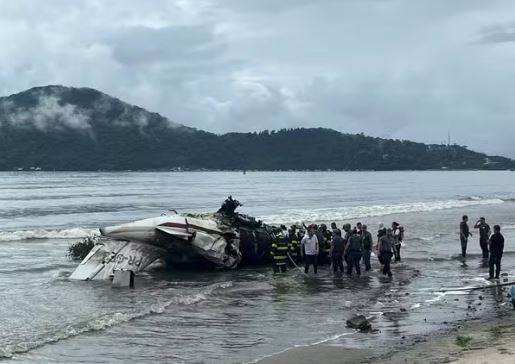 Avião cai em Ubatuba após varar pista de pouso