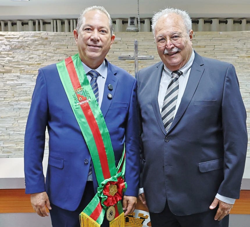 Sessão solene empossa prefeito, vice e vereadores