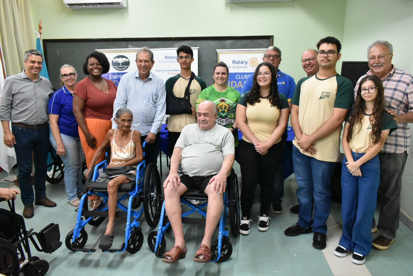 Rotary Club entrega seis cadeiras de rodas a pessoas cadastradas na Secretaria Municipal de Saúde