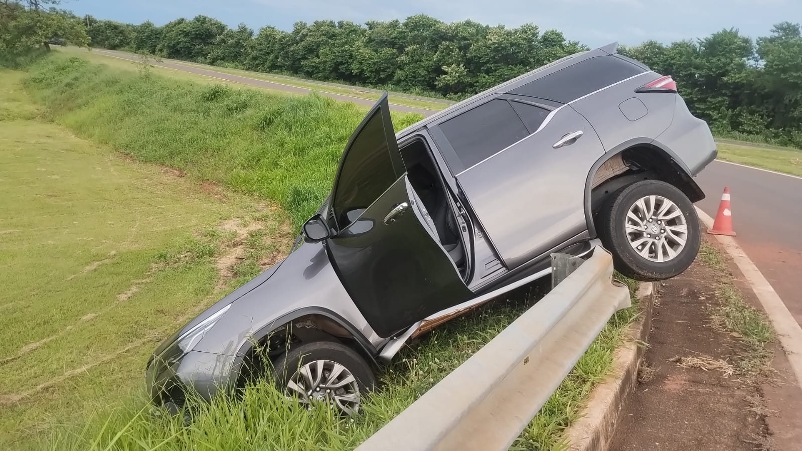 Caminhonete furtada é abandonada após acidente em trevo