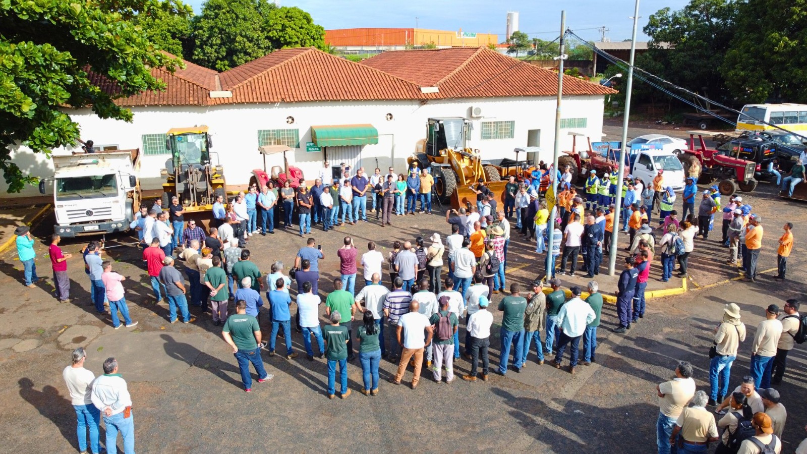 17 caminhões de lixo foram retirados no 1º dia do Murão de Limpeza