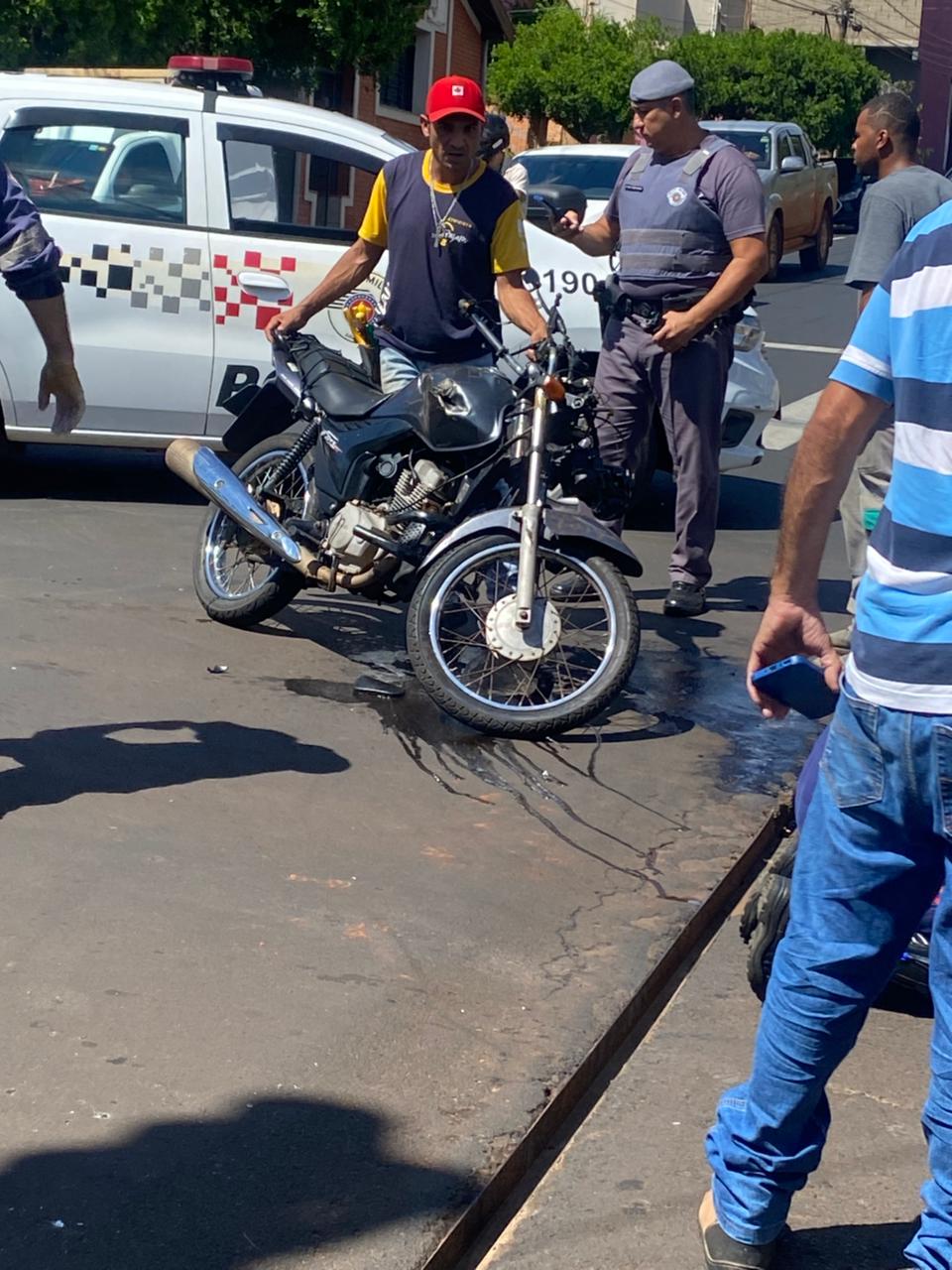 Motociclista sofre fraturas e queimaduras em acidente no centro de Barretos