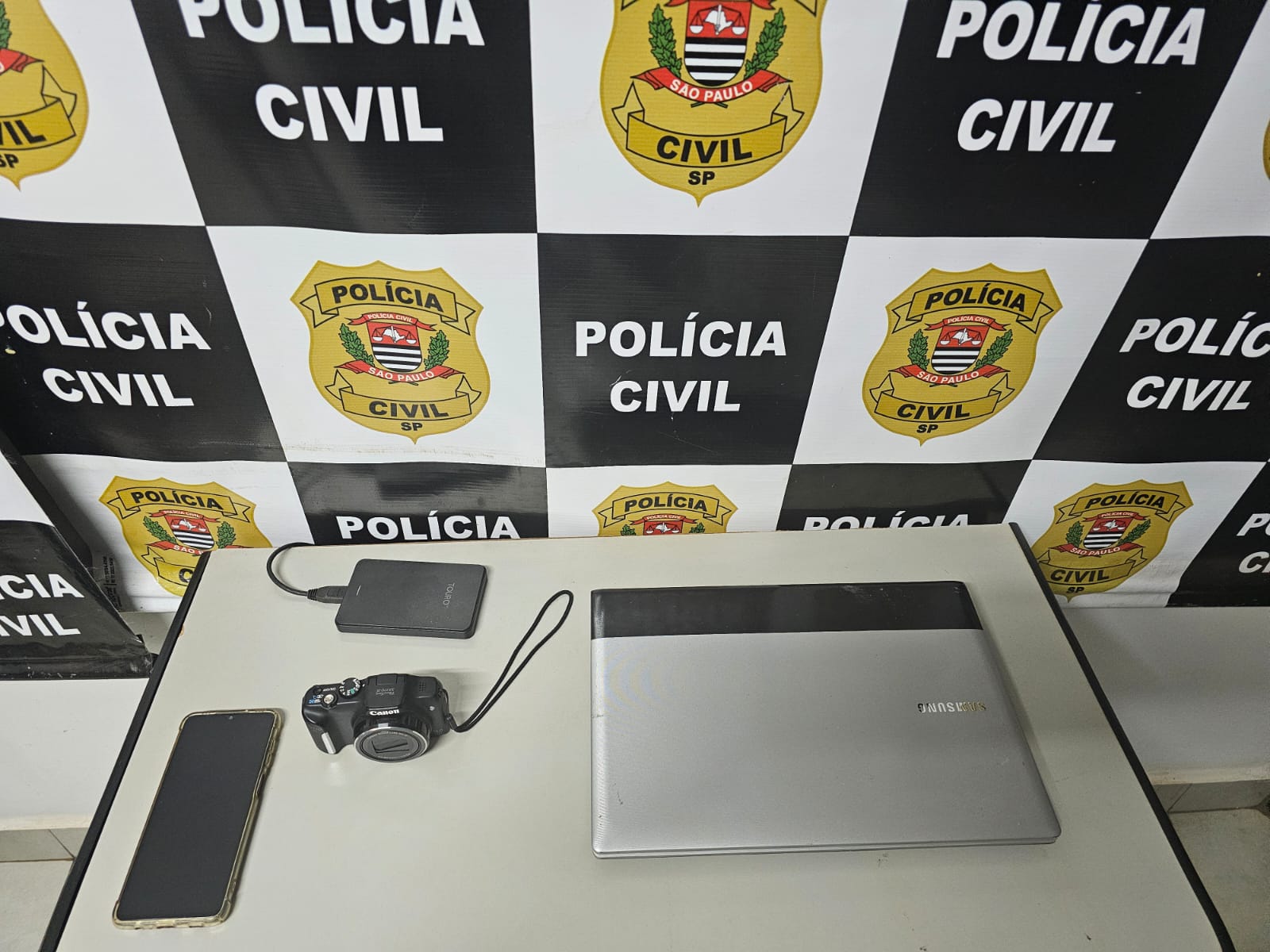 Polícia Civil prende fotógrafo em flagrante por crimes de pedofilia