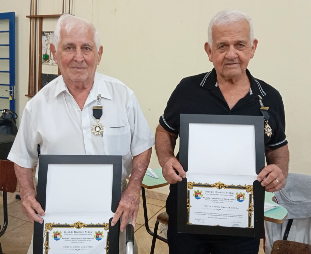 Medalha Combatente da Força Pública é entregue para veteranos da PM por Capelães da PM