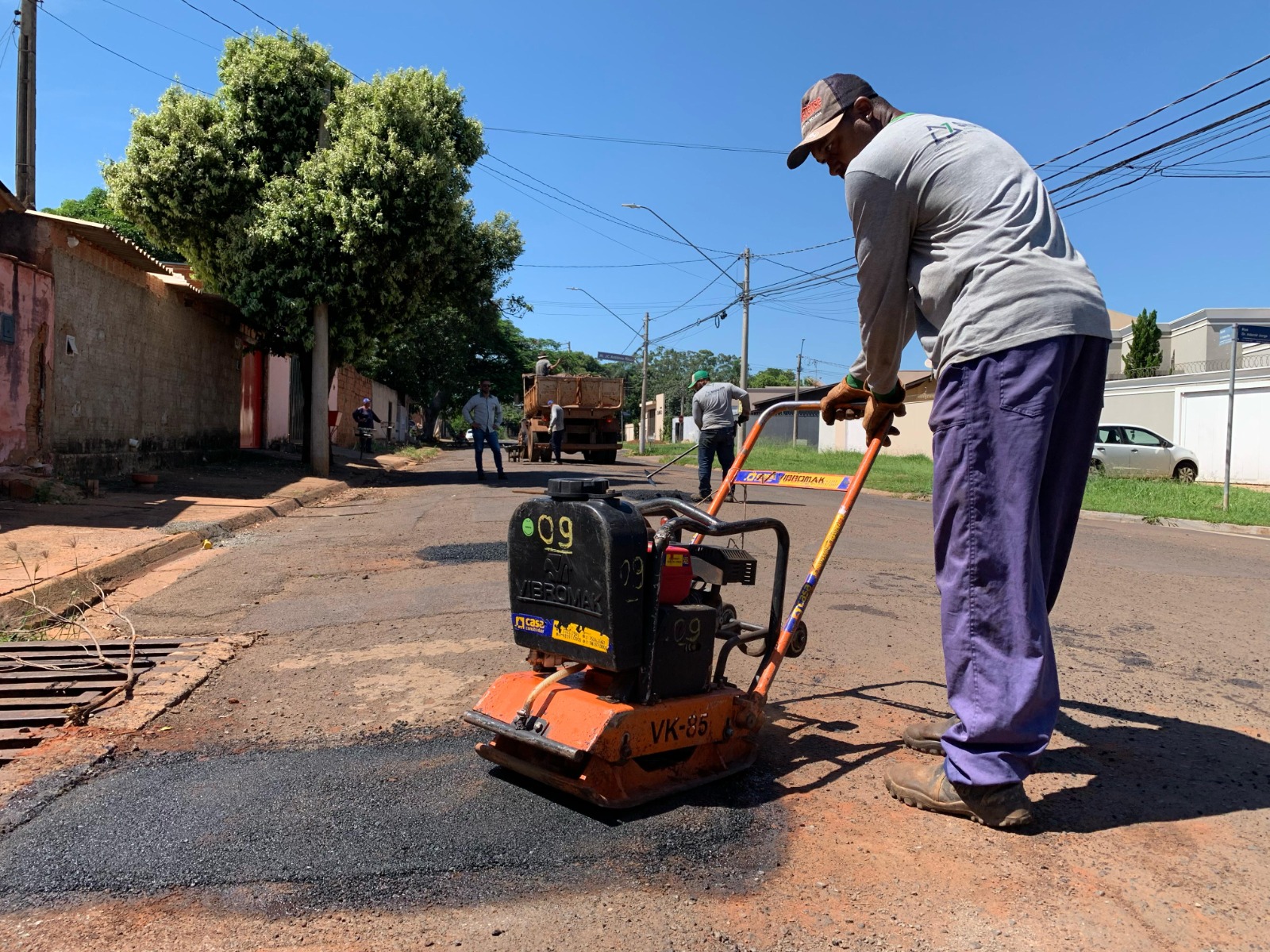 Prefeitura de Barretos tapa mais de 40 buracos no Jockey Clube