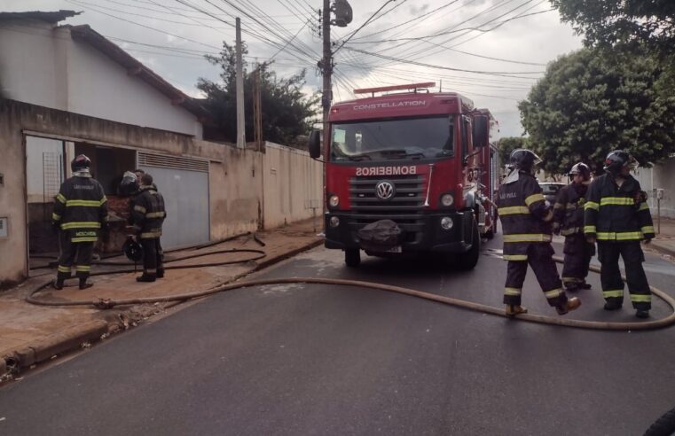 Incêndio em imóvel mobiliza equipes do Corpo de Bombeiros