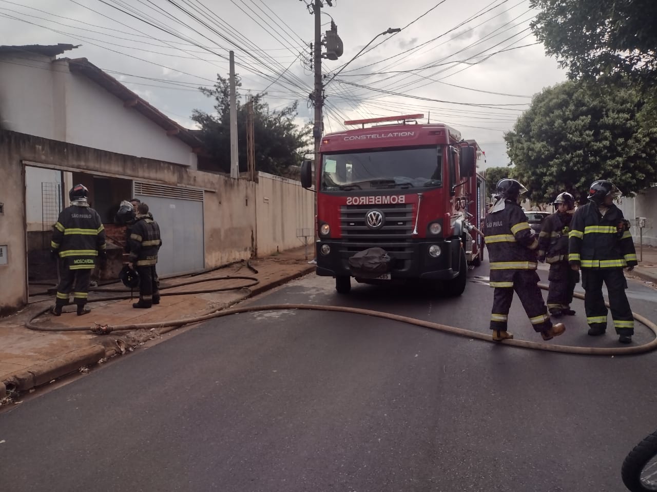 Incêndio em imóvel mobiliza equipes do Corpo de Bombeiros