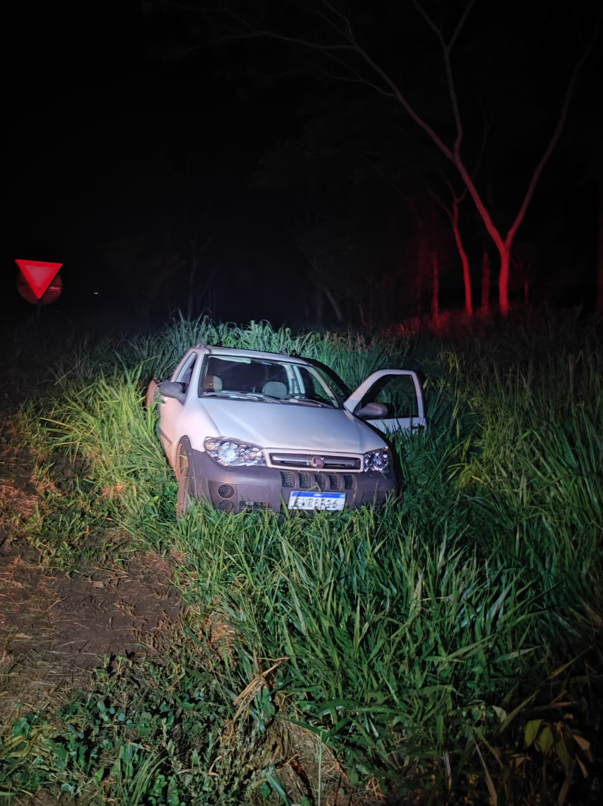 Polícia localiza veículo e objetos após furto em fazenda