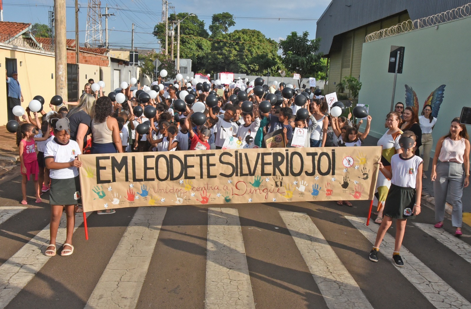 Passeata dá início às ações de conscientização sobre o combate à dengue na Rede Municipal de Ensino de Barretos