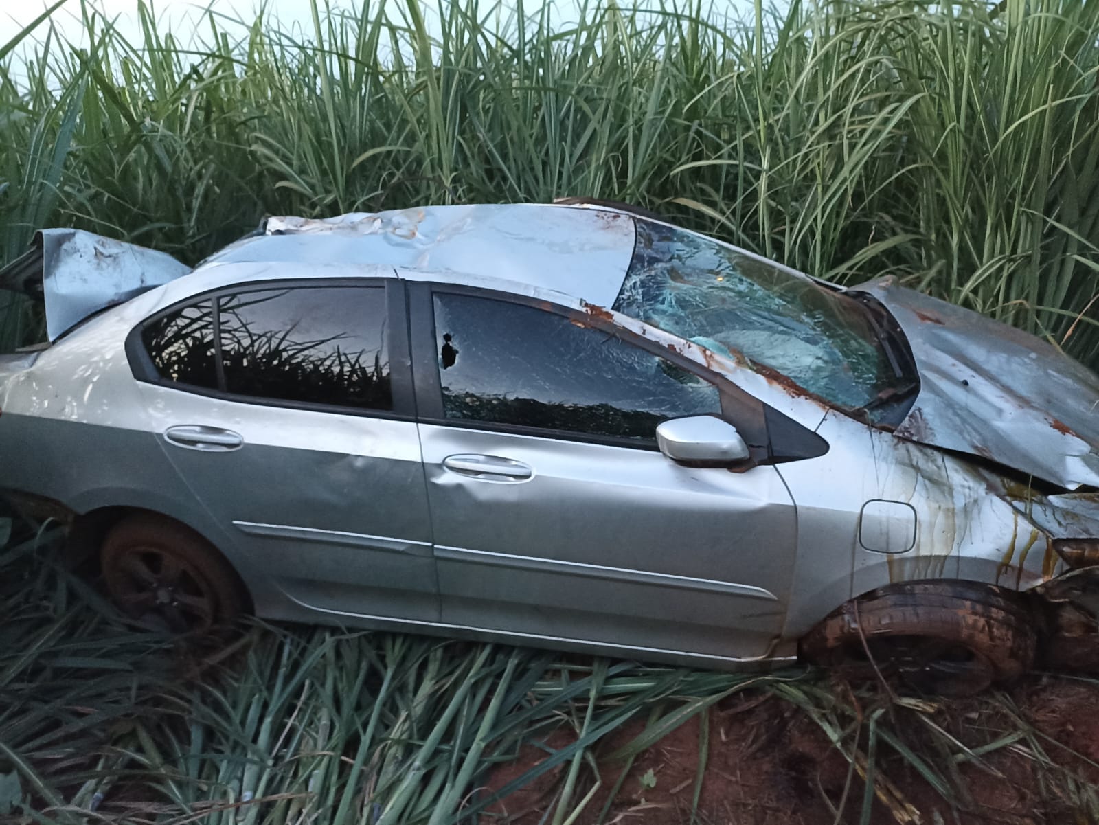 Carro capota em vicinal e motorista sofre ferimentos