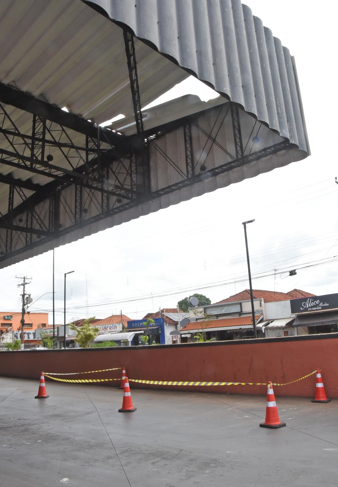 Dano pontual causado por vento não afeta funcionamento da rodoviária