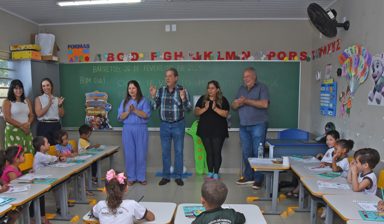 Prefeito, vice e primeira-dama de Barretos acompanham atividades de conscientização sobre a dengue no Cemei José Pereira Neves