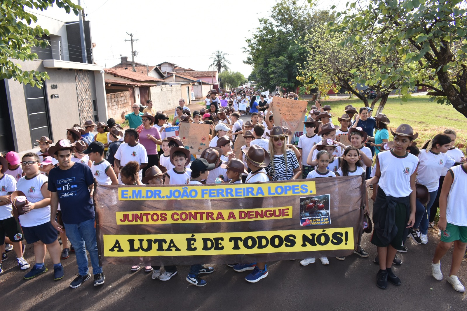 Prefeito participa de passeata de conscientização sobre a dengue promovida pela Escola Municipal Dr. João Ferreira Lopes