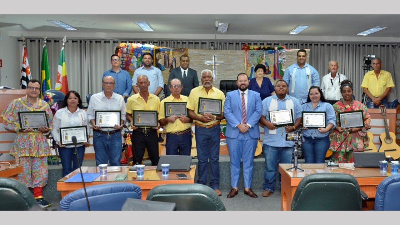 Câmara entrega diplomas a integrantes de Companhias de Reis de Barretos