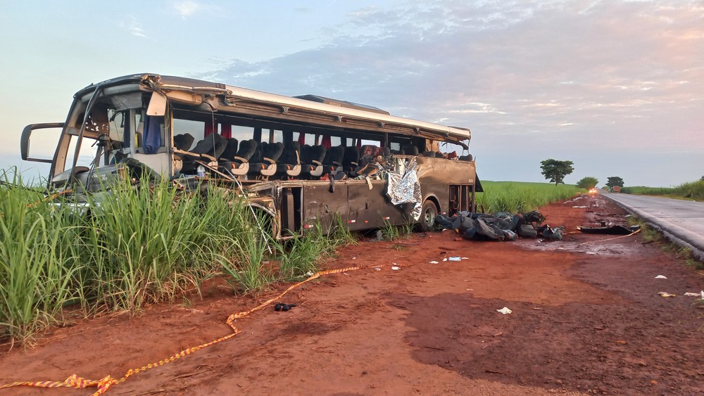 Acidente com ônibus de universitários deixa 12 mortos