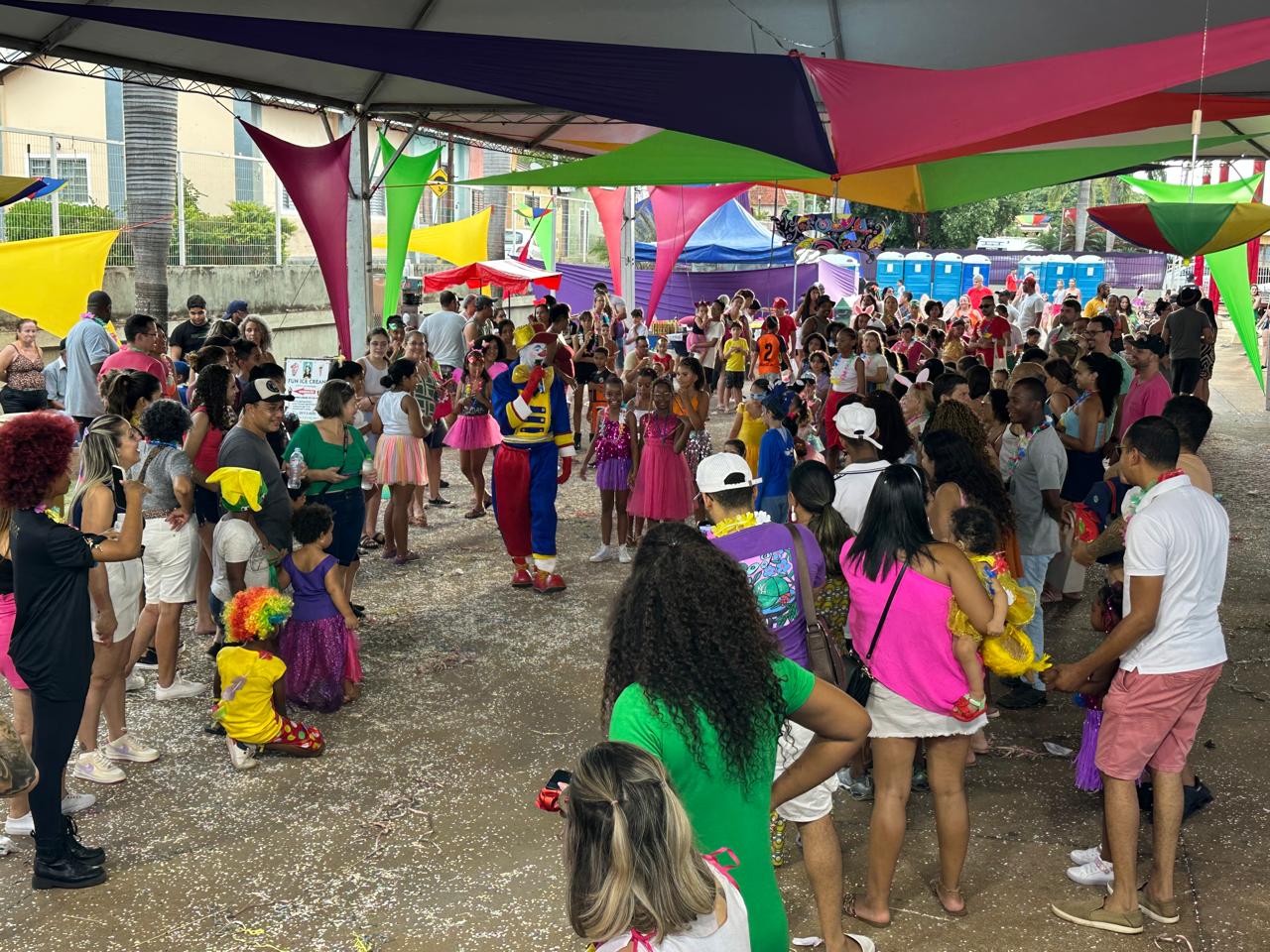 Bombeiros combatem incêndio em food truck antes do início do Carnaval