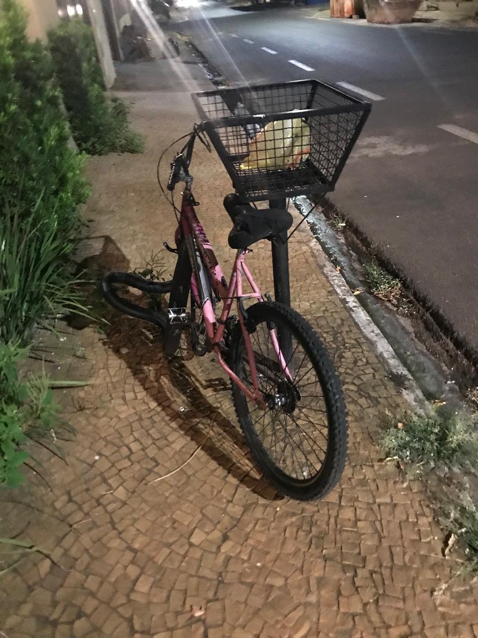 Ciclista e motociclista ficam feridos em colisão