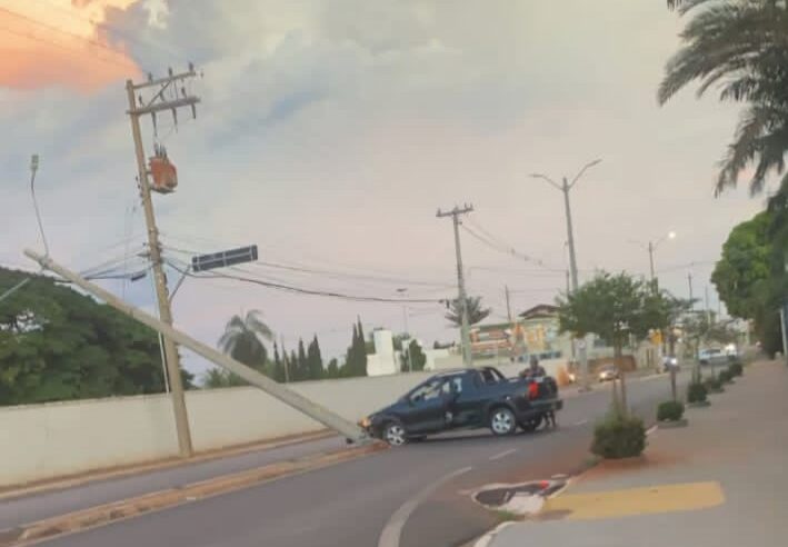 Carro colide contra poste na avenida Ibirapuera